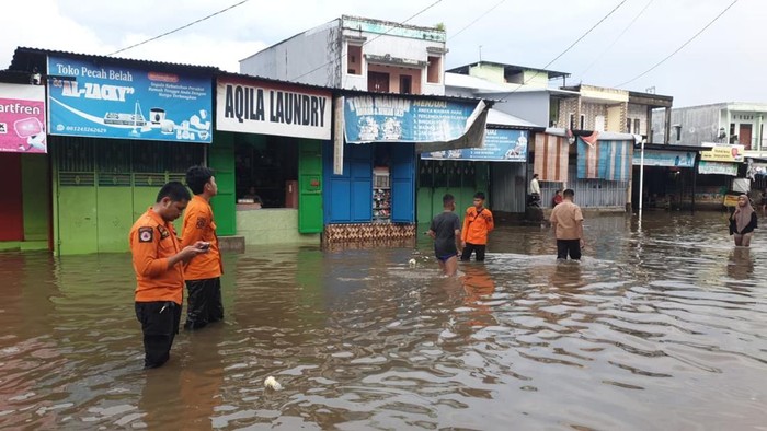 1763099386050-banjir-merendam-jalan-poros-paccerakkang-makassar-1761905490228_169