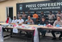 1763099510174-polresta-manowkari-menggelar-konferensi-pers-pembunuhan-istri-pegawai-pajak-di-manowkari-1762954573282_169