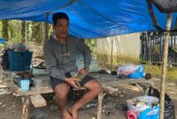 1763120624230-tumenggung-joni-pemimpin-kelompok-orang-rimba-di-desa-mentawak-merangin-duduk-di-atas-sudung-yang-berada-di-samping-rumahnya-1763097860919_169