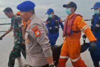 1763120663349-tim-sar-mengevakuasi-mayat-laki-laki-tanpa-identitas-ditemukan-terdampar-di-pantai-pulau-lae-lae-kota-makassar-1763107878706_169