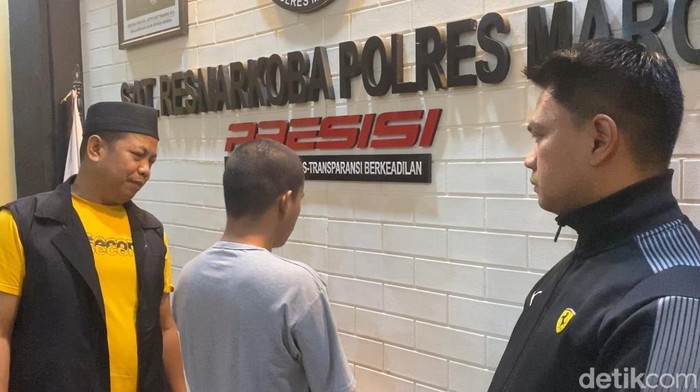 1763120768878-polisi-menangkap-seorang-pria-berinisial-hr-24-yang-diduga-menjadi-kurir-sabu-di-area-bandara-internasional-sultan-hasanuddin--1763097871909_169