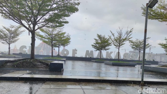 1763142536377-ilustrasi-cuaca-hujan-di-kota-makassar-3_169