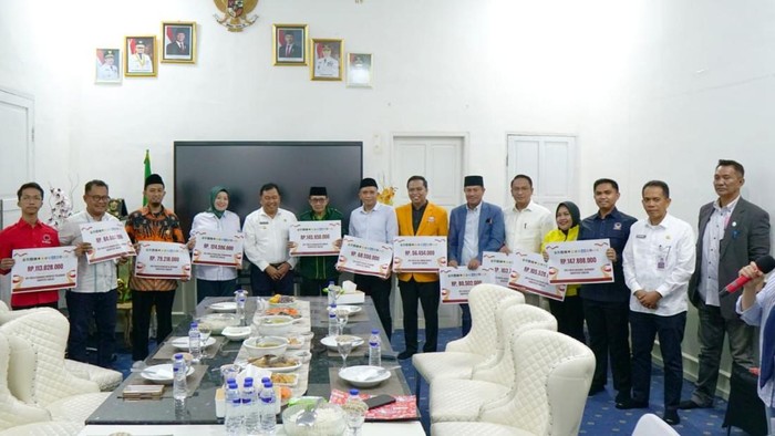 1763185344058-penyerahan-bantuan-keuangan-parpol-dan-penandatanganan-nphd-di-rumah-jabatan-bupati-takalar-jumat-14112025-1763172696803_169