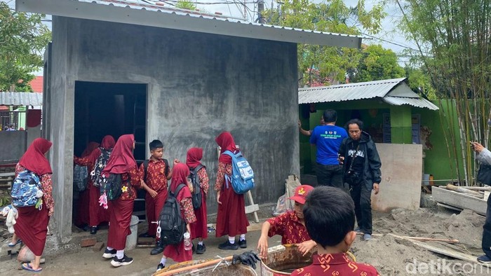 1763185383658-pembangunan-toilet-sekolah-di-parepare-yang-anggarannya-capai-rp-166-juta-1762937738923_169