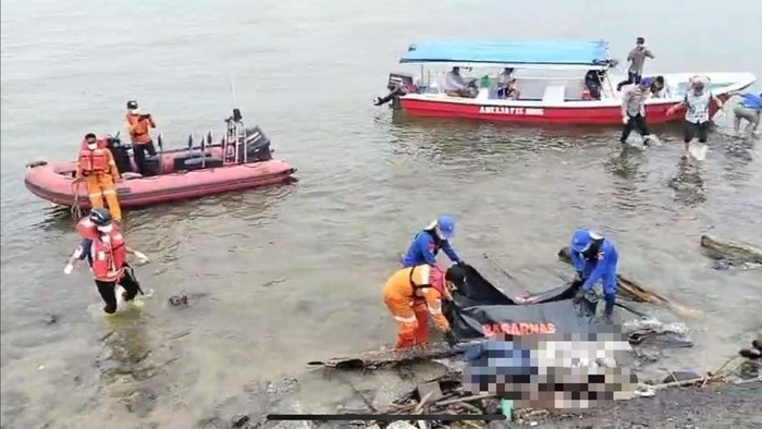 1763206676530-tim-sar-gabungan-mengevakuasi-mayat-tanpa-identitas-di-pulau-lae-lae-1763190816568_169