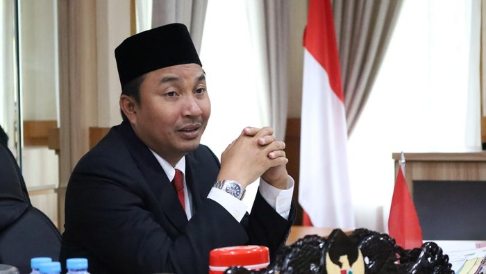 1763206758809-bupati-luwu-utara-andi-abdullah-rahim-1754301261644_169