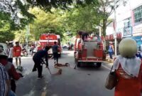 1763206790336-damkar-tiba-di-lokasi-kebakaran-di-universitas-mega-buana-palopo-1763183684376_169