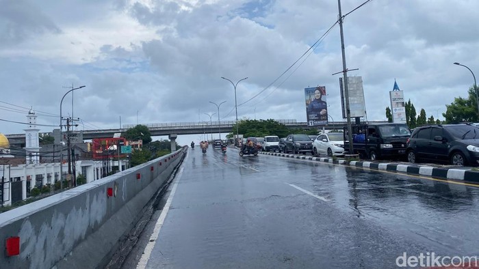 1763228556077-ilustrasi-cuaca-hujan-di-kota-makassar-9_169