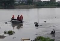 1763271469522-tim-sar-gabungan-mengevakuasi-jasad-pemuda-yang-tenggelam-di-danau-tanjung-bunga-gowa-1763269468420_169