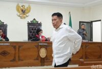 1763271523484-annar-sampetoding-saat-menjalani-sidang-kasus-uang-palsu-di-pn-sungguminasa-gowa-andi-sitti-nurfaisahdetiksulsel-1754034229976_169