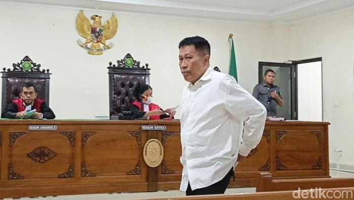 1763271523484-annar-sampetoding-saat-menjalani-sidang-kasus-uang-palsu-di-pn-sungguminasa-gowa-andi-sitti-nurfaisahdetiksulsel-1754034229976_169