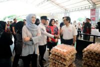 1763293283616-gubernur-wagub-sulsel-andi-sudirman-sulaiman-dan-fatmawati-rusdi-audiensi-dengan-mentan-andi-amran-sulaiman-meninjau-pasar-sem-1763282937540_169