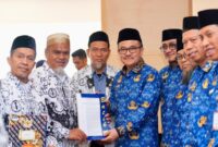 1763358695497-sekda-sulsel-dr-jufri-rahman-menyerahkan-sk-pengaktifan-kembali-menjadi-asn-kepada-dua-guru-sma-di-luwu-utara-1763350643951_169