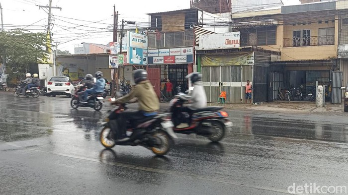 1763358722855-hujan-di-makassar-3_169