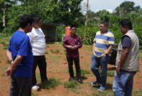 1763358754074-bupati-maros-chaidir-syam-dan-wali-kota-makassar-munafri-appi-arifuddin-kedua-kanan-meninjau-suasana-rumah-di-pagi-hari-1763347758098_169