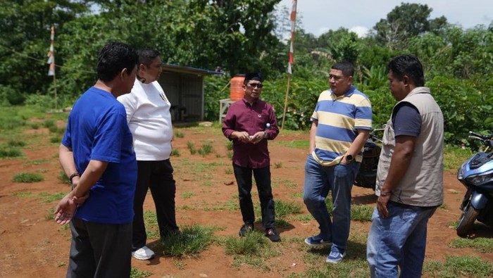 1763358754074-bupati-maros-chaidir-syam-dan-wali-kota-makassar-munafri-appi-arifuddin-kedua-kanan-meninjau-suasana-rumah-di-pagi-hari-1763347758098_169