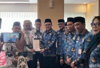 1763358801590-sekda-sulsel-dr-jufri-rahman-menyerahkan-sk-pengaktifan-kembali-menjadi-asn-kepada-dua-guru-sma-di-luwu-utara-1763344493029_169