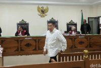 1763358933862-terdakwa-annar-salahuddin-sampetoding-saat-menjalani-sidang-kasus-uang-palsu-di-pn-sungguminasa-gowa-1749012109546_169