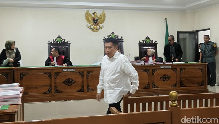 1763358933862-terdakwa-annar-salahuddin-sampetoding-saat-menjalani-sidang-kasus-uang-palsu-di-pn-sungguminasa-gowa-1749012109546_169