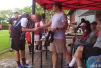 1763380137713-tomas-trucha-saat-bertemu-dengan-direktur-utama-psm-makassar-sadikin-aksa-di-stadion-bosowa-sport-center-1763372933652_169