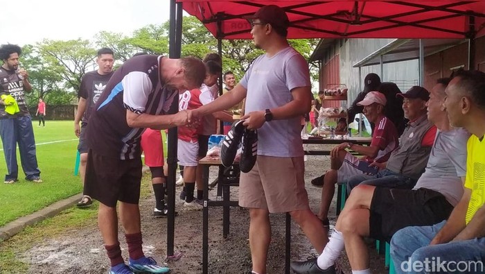 1763380137713-tomas-trucha-saat-bertemu-dengan-direktur-utama-psm-makassar-sadikin-aksa-di-stadion-bosowa-sport-center-1763372933652_169