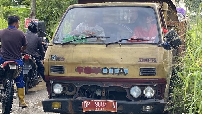 1763380173396-mobil-pengangkut-sampah-pemkot-parepare-1763369038805_169