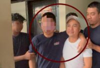 1763401744441-kedua-tersangka-pembunuhan-ahmad-dan-anaknya-inisial-ar-di-polman-saat-digelandang-polisi-1763384252714_169