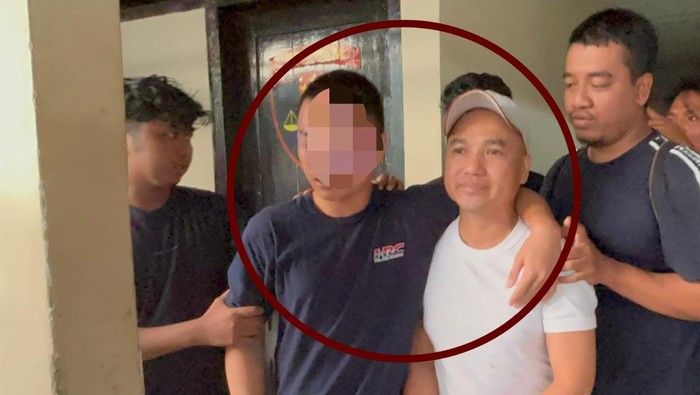 1763401744441-kedua-tersangka-pembunuhan-ahmad-dan-anaknya-inisial-ar-di-polman-saat-digelandang-polisi-1763384252714_169