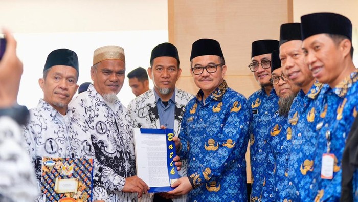 1763421831482-sekda-sulsel-dr-jufri-rahman-menyerahkan-sk-pengaktifan-kembali-menjadi-asn-kepada-dua-guru-sma-di-luwu-utara-1763350643951_169