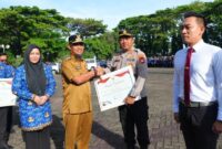 1763444777856-gubernur-sulsel-andi-sudirman-sulaiman-memberikan-penghargaan-kepada-polisi-penyelamat-bilqis-1763435012049_169