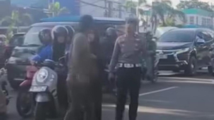 1763444895962-polantas-di-maros-nyaris-dipukul-pengendara-motor-1763430236593_169