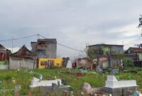 1763463998063-petugas-damkarmat-makassar-turun-ke-lokasi-memadamkan-kebakaran-akibat-tawuran-di-kecamatan-tallo-1763456154333_169