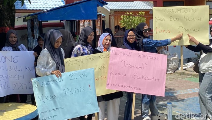 1763464005762-ortu-siswa-sdn-20-parepare-menggelar-demonstrasi-menolak-kepala-sekolah-mengundurkan-diri-1763449444132_169