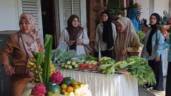 1763485573078-stan-dinas-pertanian-takalar-di-festival-tematik-b2sa-pangan-lokal-tingkat-sulsel-di-gedung-mulo-makassar-1763478395821_169