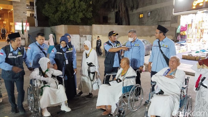 1763485591962-petugas-haji-sedang-melayani-para-jemaah-haji-lansia-harisdetikcom-1748594344396_169