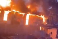 1763485599173-kebakaran-rumah-terjadi-lagi-di-lokasi-tawuran-di-tallo-makassar-1763466773336_169