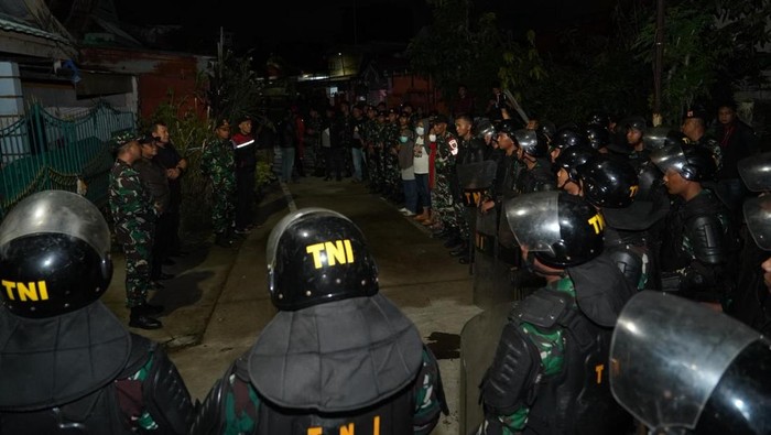 1763507102456-personel-tni-berjaga-di-lokasi-tawuran-kecamatan-tallo-makassar-1763502698241_169