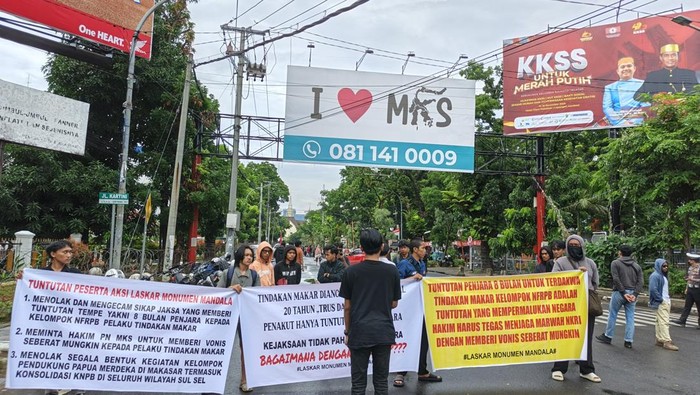 1763528790085-demo-mahasiswa-di-depan-pn-makassar-jelang-putusan-kasus-4-terdakwa-makar-papua-1763521450443_169