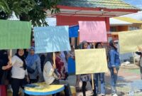 1763528808455-ortu-siswa-sdn-20-parepare-menggelar-demonstrasi-menolak-kepala-sekolah-mengundurkan-diri-1763449444054_169