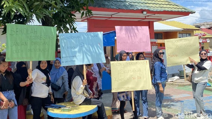 1763528808455-ortu-siswa-sdn-20-parepare-menggelar-demonstrasi-menolak-kepala-sekolah-mengundurkan-diri-1763449444054_169