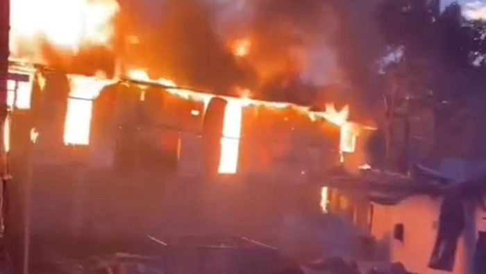 1763528813094-kebakaran-rumah-terjadi-lagi-di-lokasi-tawuran-di-tallo-makassar-1763466773336_169