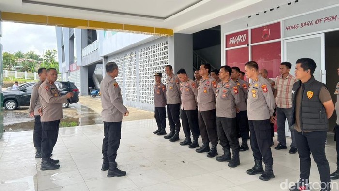 1763550371107-polres-parepare-saat-mengecek-kondisi-stadion-gelora-bj-habibie-menjelang-laga-psm-vs-psbs-biak-1763536577977_169