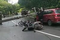 1763615257245-tiang-listrik-tumbang-di-jalan-metro-tanjung-bunga-makassar-1763602123997_169