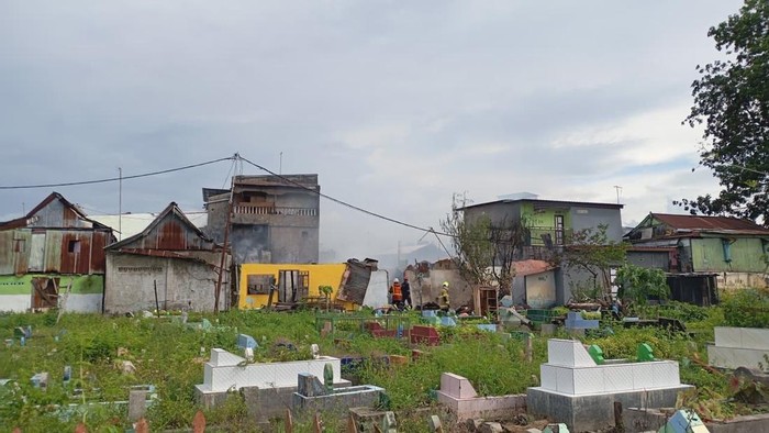 1763615265563-petugas-damkarmat-makassar-turun-ke-lokasi-memadamkan-kebakaran-akibat-tawuran-di-kecamatan-tallo-1763456154333_169