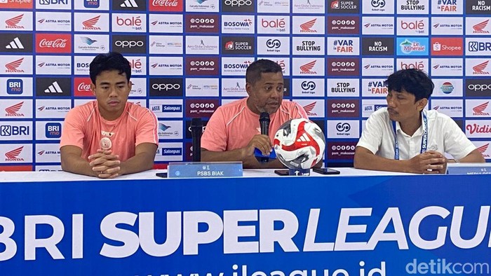 1763636772940-pelatih-psbs-biak-divaldo-alves-saat-konferensi-pers-jelang-laga-melawan-psm-makassar-di-stadion-gelora-bj-habibie-parepare-1763632809379_169