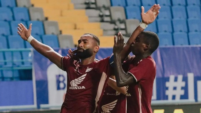 1763658354570-kapten-psm-makassar-yuran-fernandes-selebrasi-merayakan-golnya-ke-gawang-madura-united-dalam-laga-liga-1-20242025_169