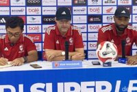 1763658362621-pelatih-psm-makassar-tomas-trucha-bersama-pemainnya-yuran-fernandes-saat-konferensi-pers-jelang-laga-di-stadion-gelora-bj-habi-1763646570411_169