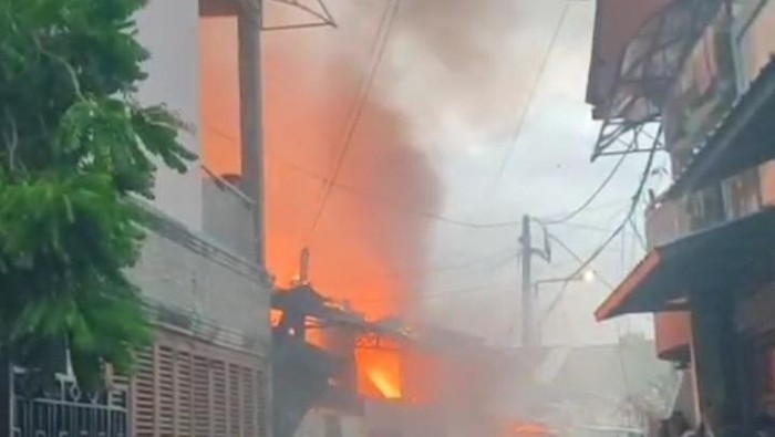 1763701587316-kebakaran-di-jalan-rajawali-makassar-1763687522985_169