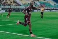 1763723160492-striker-psm-makassar-alex-tanque-mencetak-hattrick-ke-gawang-psbs-biak-1763720447265_169