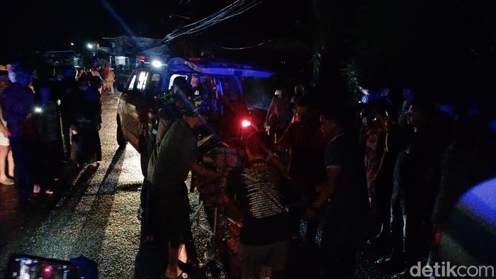 1763744782386-polisi-mengevakuasi-kakek-70-tahun-yang-tewas-diduga-menjadi-korban-tabrak-lari-di-pangkep-1763733774629_169